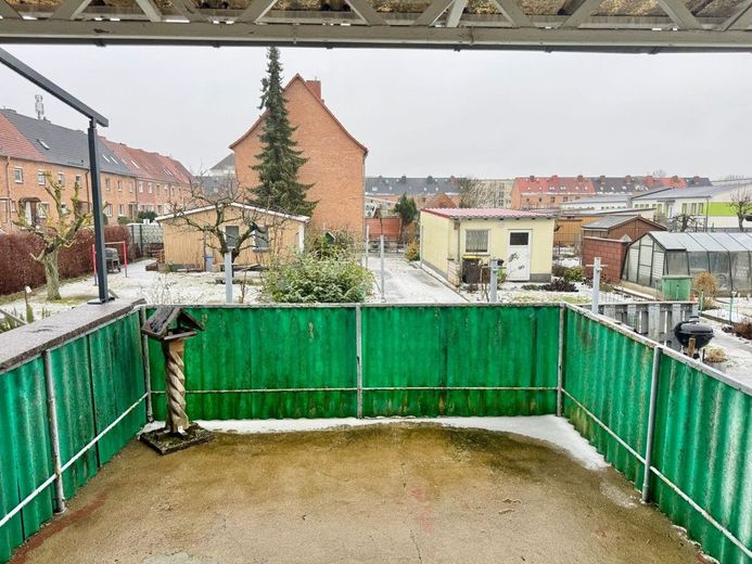 HORN IMMOBILIEN ++RESERVIERT! Neubrandenburg Vogelviertel, gepflegtes Reihenmittelhaus mit Garage und Terrasse – Terrasse