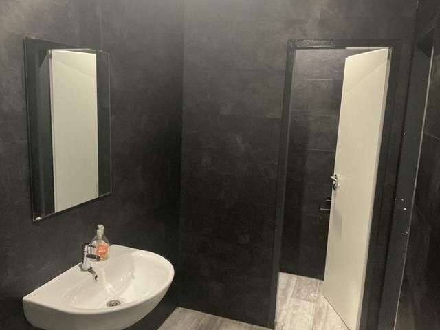 1A-Lage in DO: Repräsentatives Ladenlokal (360 m²),öffenbare Fensterfront & Klimatisierung – 11 €/m² – Toilettenanlage