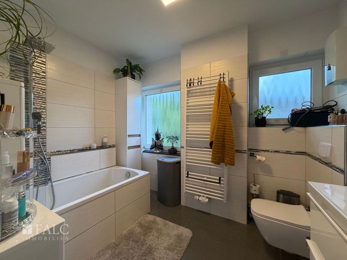 Helle Etagenwohnung mit Balkon und Tageslichtbad – Badezimmer