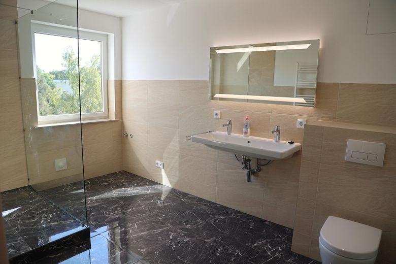 Wunderschöne 2,5-Zimmer Whg mit Panoramablick, Balkon + Tiefgarage – Foto 8