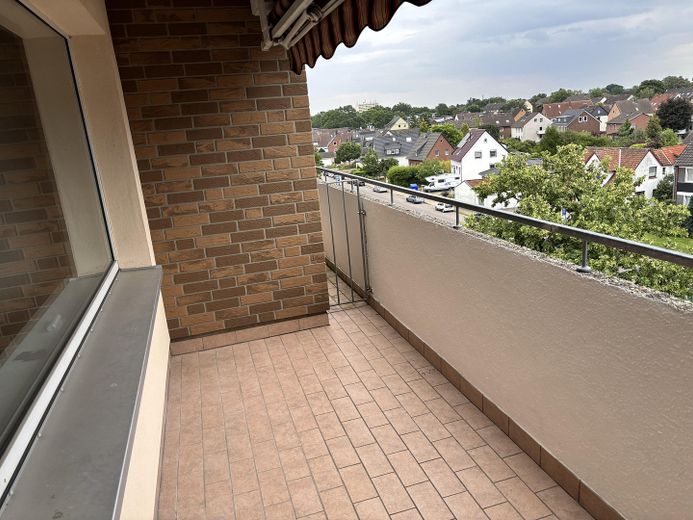 Appartamento di 3 locali appena ristrutturato con vista sul Deister, balcone, cucina componibile e ascensore a Berenbostel – Balkon