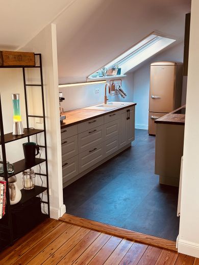Außergewöhnliche Dachgeschosswohnung (135 m²) in historischer Villa in Aumühle – Neue Küche von 2024