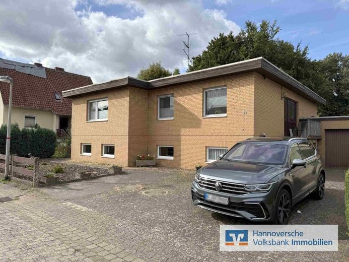 Großburgwedel: Unterkellerter Flachdachbungalow in bester Lage – Foto 1