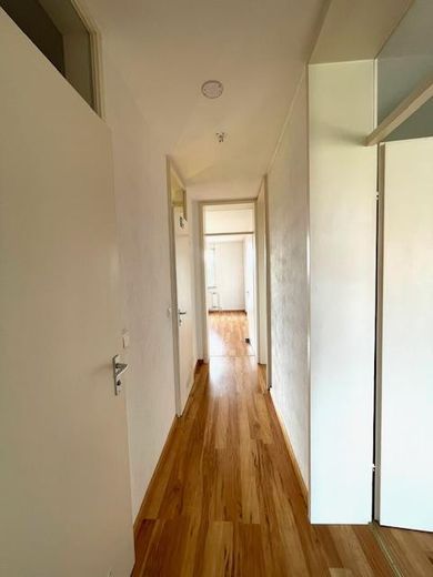 Provisionsfreie lichtdurchflutete 3-Zimmer-Wohnung mit Miele-Küche & Bergblick – sofort verfügbar! – 2. Flur