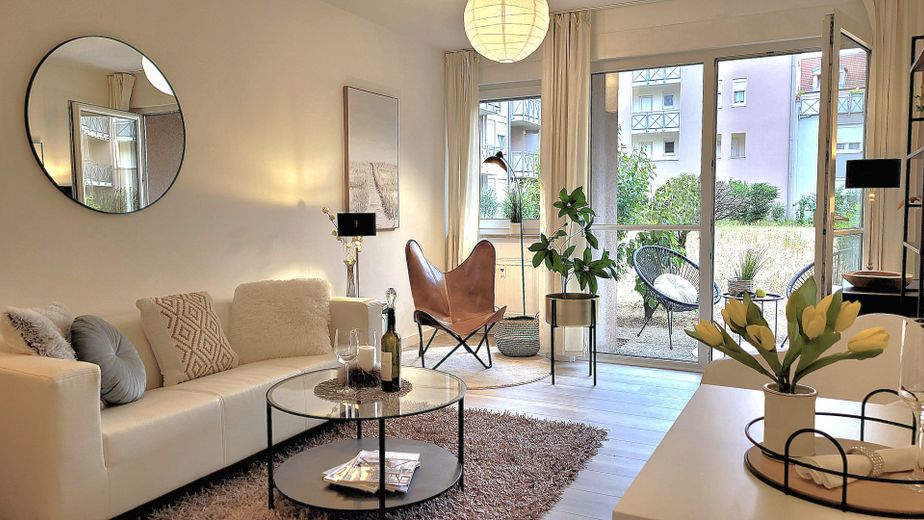 helles Zimmer mit Gartenzugang