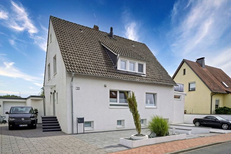 Gehobenes und kernsaniertes Einfamilienhaus mit Möglichkeit der Hinterbebauung in Schloss Ricklingen – Seitenansicht I