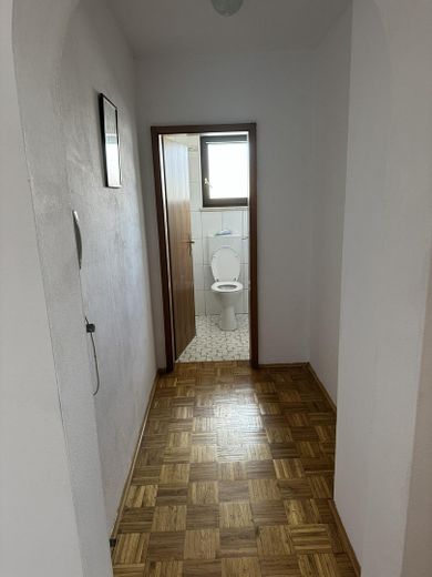 Zentrumsnah: Wohnhaus mit Galerie/Atelier, Einlieger-App.  & traumh. Naturgarten (834 qm) – Wohnen OG Garderobe/Gäste WC