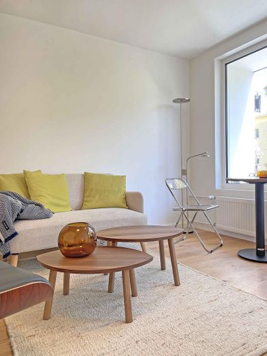 Zamieszkaj przy Ludwigkirchplatz: pierwszy najem z balkonem, bez prowizji – Wohnzimmer