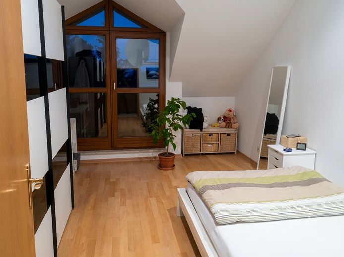 شقة علوية مشرقة من غرفتين في ميونخ-تروديرينغ – Schlafzimmer Richtung Loggia