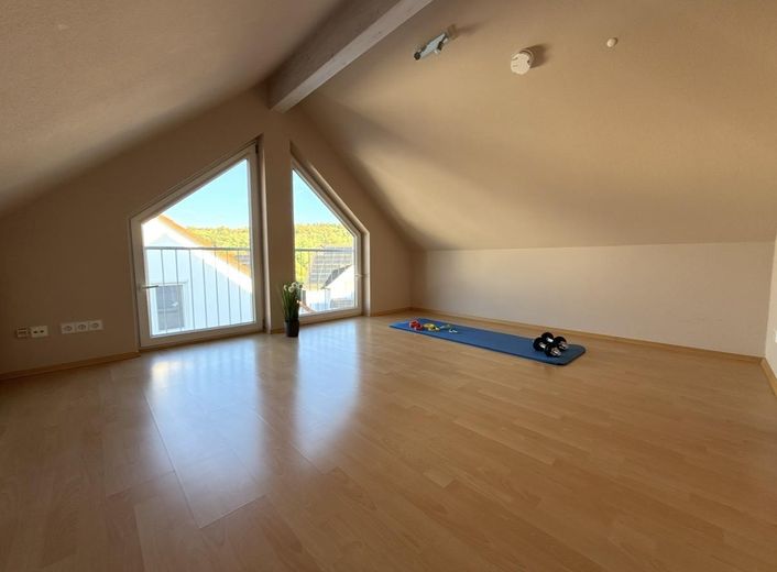 Jasny 3-pokojowy apartament dwupoziomowy (79 m²) z balkonem od południa, 2 łazienkami, wbudowaną kuchnią i miejscem w garażu podziemnym w Nufringen – Studiozimmer