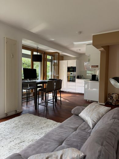 Fantástico apartamento de 2 habitaciones justo junto al Volkspark, en Prenzlauer Berg – Übergang zum Wohnbereich