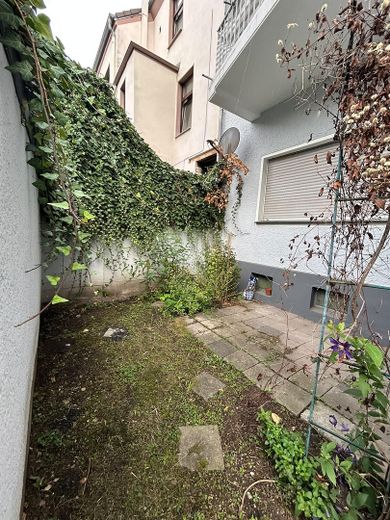 Erstbezug nach Renovierung - Apartment mit eigenem Garten und Garage in ruhiger Lage – Gartenstück