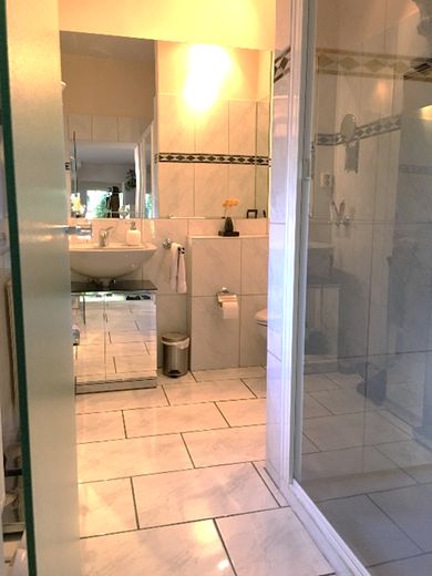 Drei Einheiten, ein außergewöhnliches Anwesen in sehr guter Lage – Wohnen, Arbeiten & Vermieten! – Apartment Bad