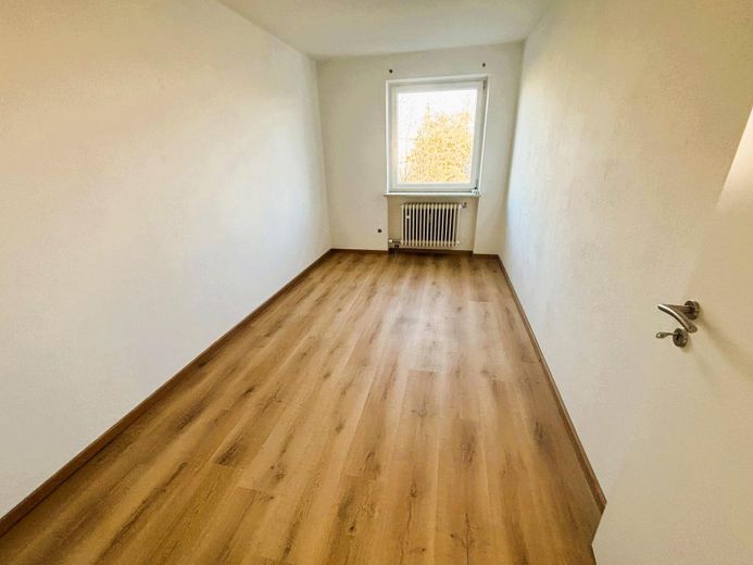 Frisch sanierte 3-Zimmer-Wohnung mit Loggia und TG in attraktiver Lage – Schlafzimmer 2