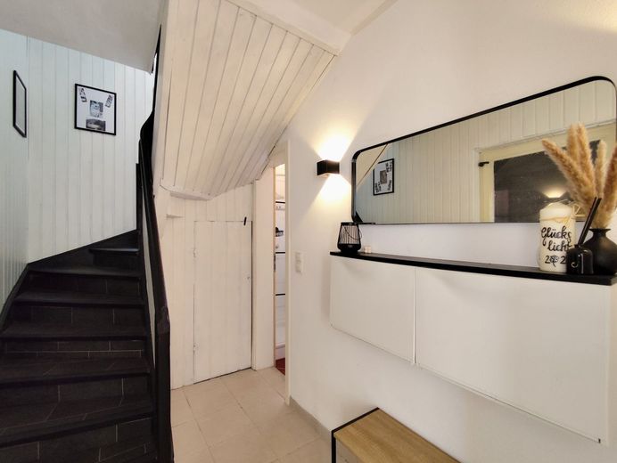 Historischer Charme trifft moderne Nachhaltigkeit: Liebevoll saniertes Einfamilienhaus in 95349 Trebgast mit Werkstatt, Garten und PV-Autarkie! – Eingangbereich mit Treppe zum OG