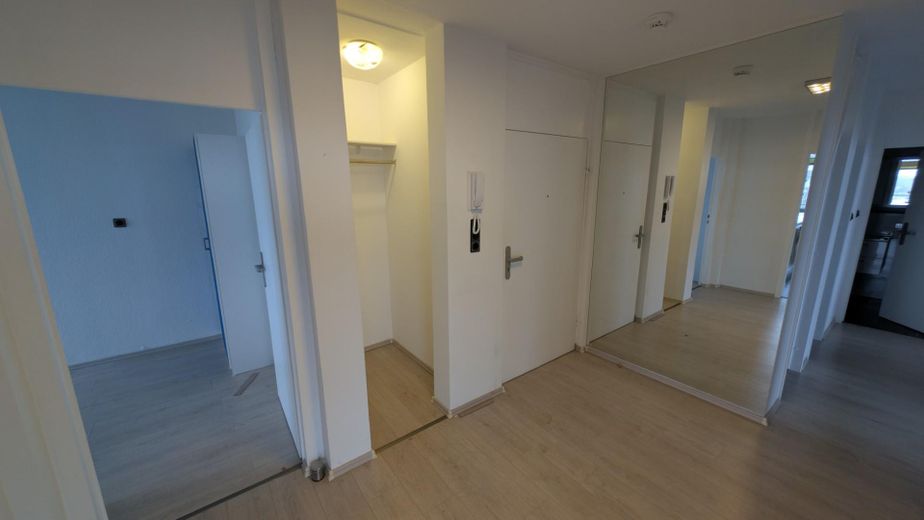 Lichtdurchflutete große Eigentumswohnung Wuppertal Elberfeld/Uellendahl mit Traum-Ausblick – Flur mit Garderobe/Abstellraum