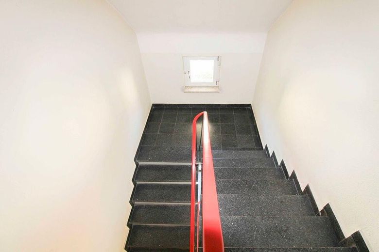 Luminoso apartamento de 2 habitaciones en la última planta con cocina equipada – Braunschweig – Treppenhaus