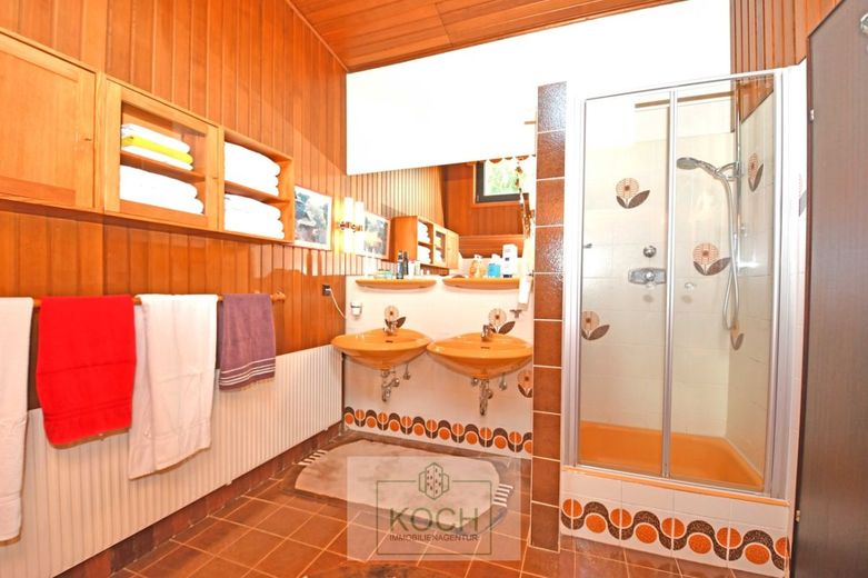 Individuelles Architektenhaus mit schönem Grundstück in ruhiger Lage – Badezimmer_Ansicht2