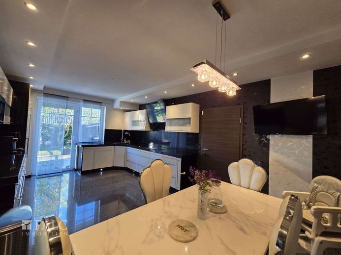 Elegantes Einfamilienhaus mit großzügigem Wohnambiente, Sauna und PV-Anlage – Küche