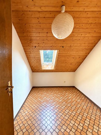 Vielseitiges Wohn- und Gewerbeobjekt mit Hallen & Werkstatt in naturnaher Lage – Zimmer 5 DG KI generiert