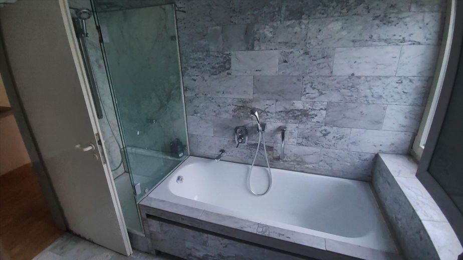 3-Zimmer Maisonette Wohnung in Stuttgart Süd mit grosser Terrasse, Aussicht und Garage – Bad Badewanne und Dusche