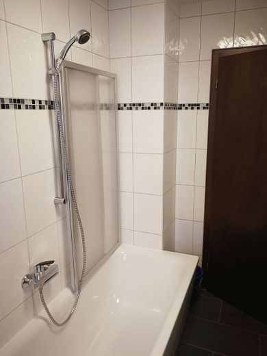 Modernes Zweifamilienhaus in Bredenbeck – Bad Wohnung im Obergeschoss