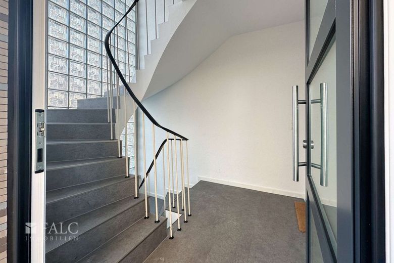 Dachgeschosswohnung mit Stellplatz in ruhiger Lage von Köln-Lövenich – Treppenhaus