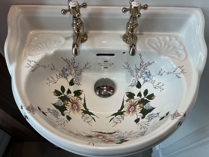 Jugendstil-Villa mit Zukunft und Geschichte - 380qm - Effizienzklasse A+ / provisionsfrei – Waschbecken Gäste-WC
