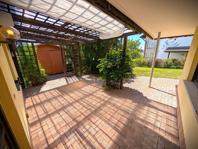 PROVISIONSFREI für Käufer! 5-Zimmer-Wohnung in Bestlage bei Coburg mit atemberaubendem Fernblick – Gepflegter Eingangsbereich