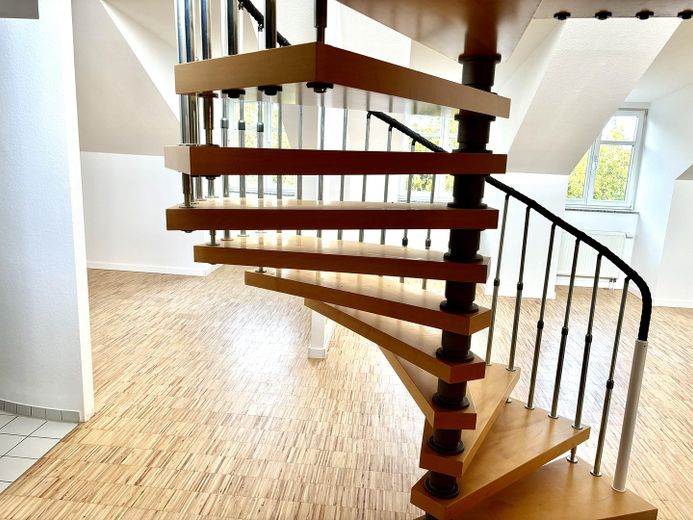 Sobre los tejados de Leipzig: dúplex de 2,5 habitaciones con 25 m² de terraza-solárium en la azotea en Rosental/Zoo – Foto 4