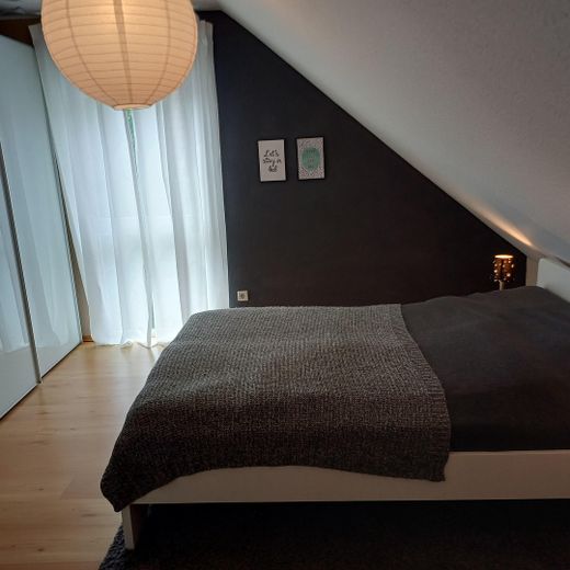 Gepflegtes Reihenendhaus mit schönem Garten, überdachter Terrasse, Kamin und Carport – Zimmer im DG ("Kind 3") (1)