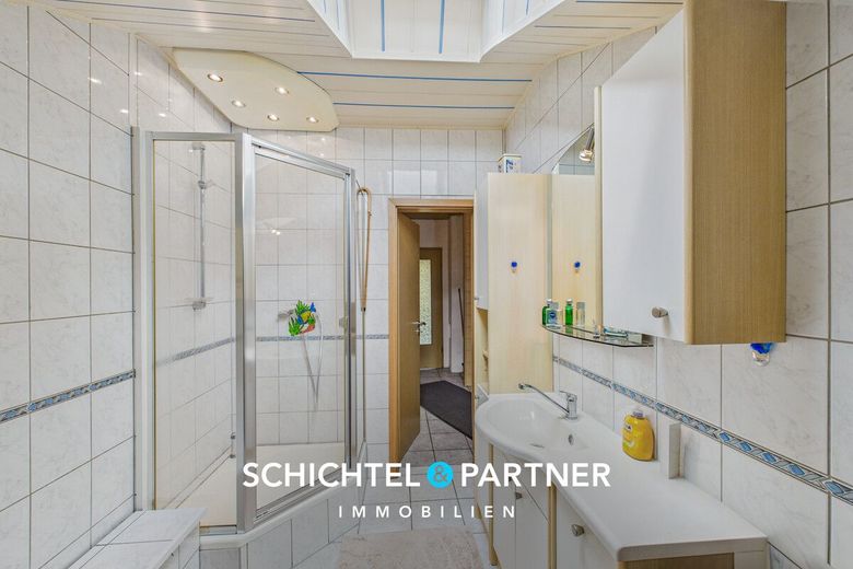 Oslebshausen | Renovierungsbedürftiges Reihenhaus mit Garten- und Hoffläche – S&amp;P | Duschbad