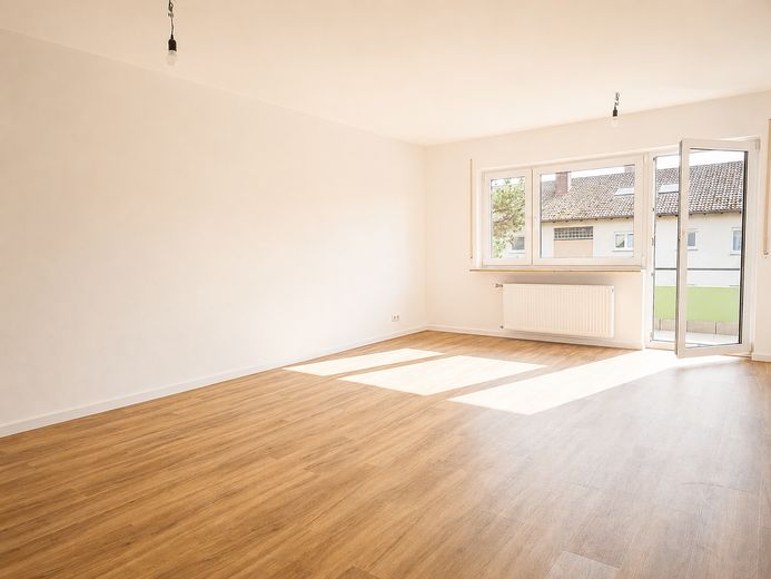 Ein Traum: Helle 3-Zimmer-Wohnung mit großem Balkon, Einbauküche und Garage – Wohnzimmer
