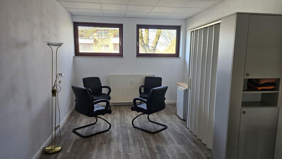 Helle Ladenfläche / Büro mit Schaufenster · 65 m² · direkt am Bahnhof Bad Bevensen · provisionsfrei – hinterer Büroraum