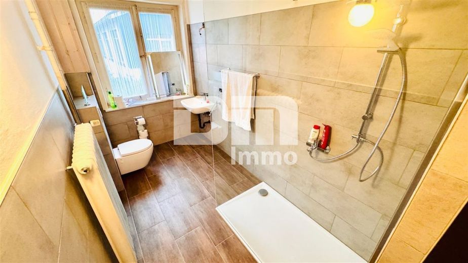 Villenartiges 1-3 Familienhaus mit viel Platz für die große Familie und viele weitere Möglichkeiten – OG 1 Badezimmer / Wanne