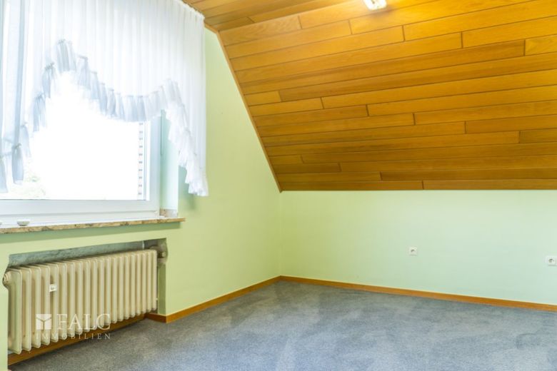 Freistehendes Einfamilienhaus mit Anbaupotenzial in ruhiger Randlage – Kind 1 Blick zum Garten