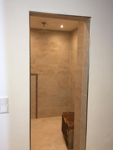 Modern, Stilvoll, saniert - zwei Loggien, EBK, Ankleideraum *ohne Provision – Blick in die Dusche