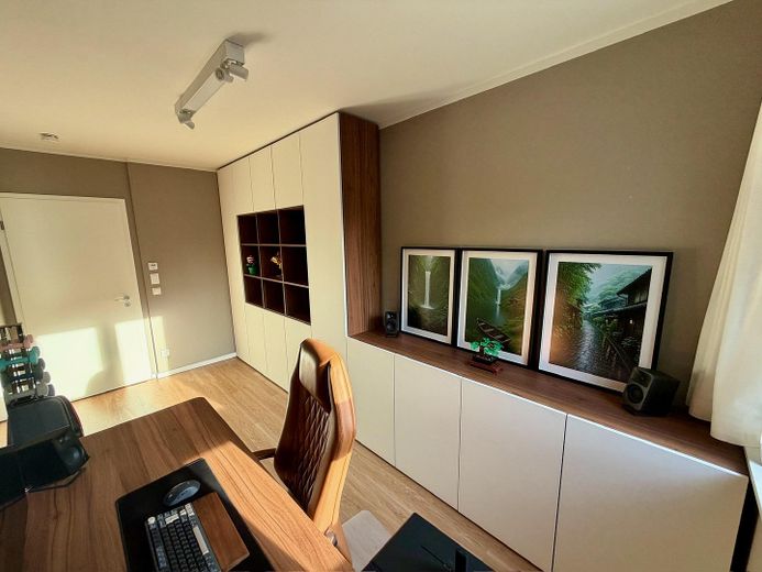 Sin comisión: Moderno apartamento de 4 habitaciones con balcón orientado al oeste y plaza de garaje subterránea con posibilidad de carga – Arbeitszimmer