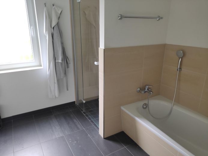 Bad mit Dusche und Wanne