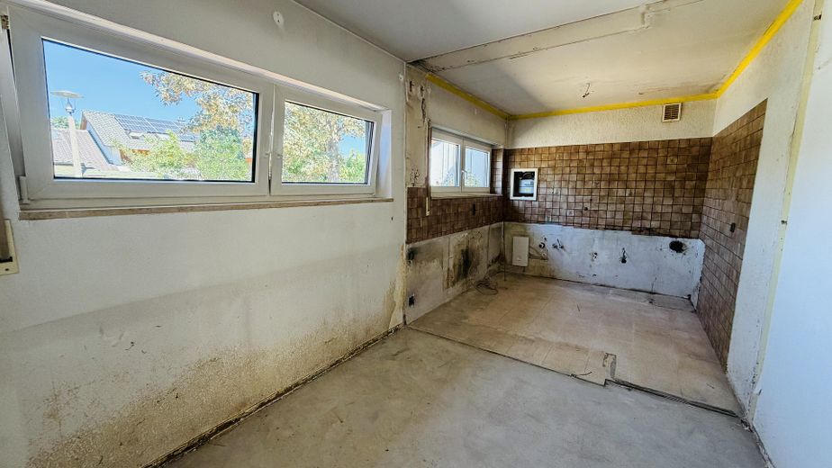 Rohdiamant in Top-Lage: Ebenerdiger Bungalow mit großem Garten – viel Platz für Familien – Küche