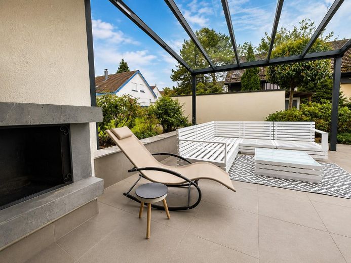 Modernisiertes Zweifamilienhaus mit zusätzlichem Wohnbereich – Terasse + Kamin