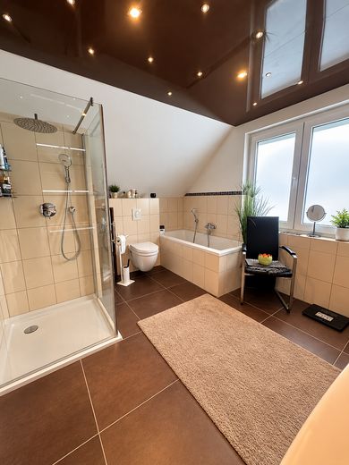 Neuwertiges Haus mit Pool in verkehrsberuhigter Straße – Foto 13