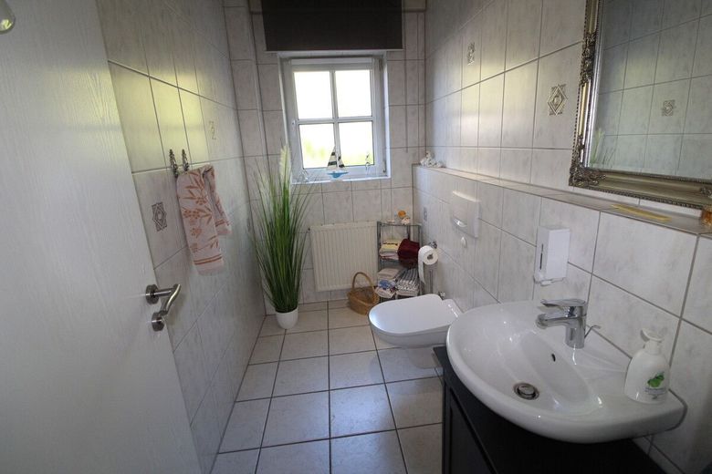 Exquisites Einfamilienhaus mit idyllischer  Gartenanlage + Teich, Saunahaus, Carport &amp; neue Heizung – Gäste-WC im EG