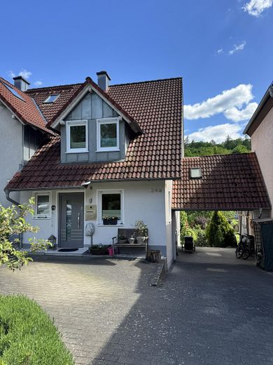 Vollständiges Haus mit Carport