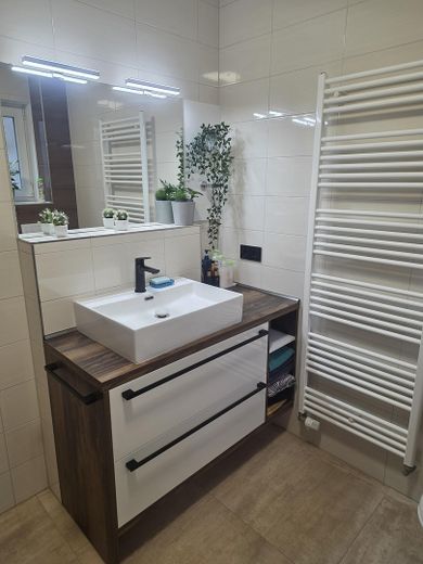 Hausgefühl statt Wohnung: Moderne 3-Zi.-Maisonette mit Garten, Terrasse & Balkon (BJ 2013) – Bad