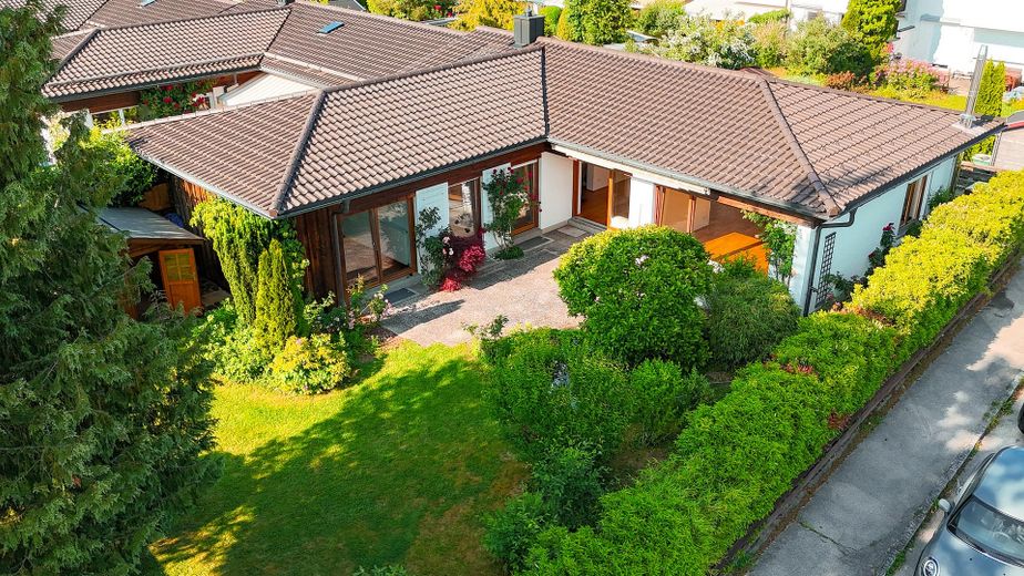 Außenaufnahme Haus + Garten