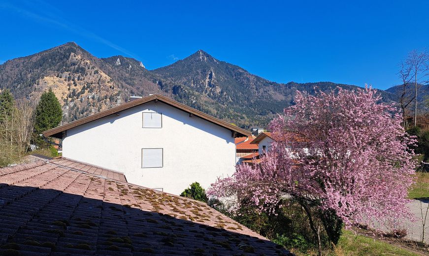 Großzügiges Wohnhaus mit viel Potenzial und in bester Lage – Blick nach Osten zu Hochgern