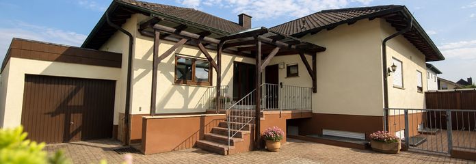 ¡De particular! Casa unifamiliar con vivienda independiente en una zona tranquila – Vorderansicht Haus