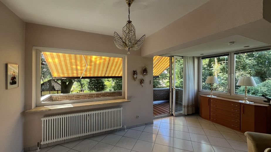 Traumhafte 4 Zimmer Wohnung mit unverbautem Blick – Wohnzimmer Marquise