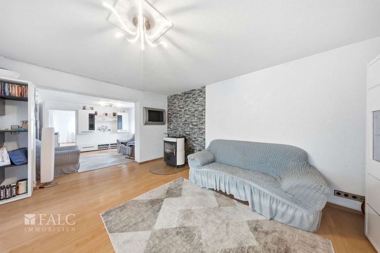 Wohnanlage mit 3 Wohneinheiten im Grünen - solide Mietrendite inklusiv !! – OG Wohnzimmer mit Kamin